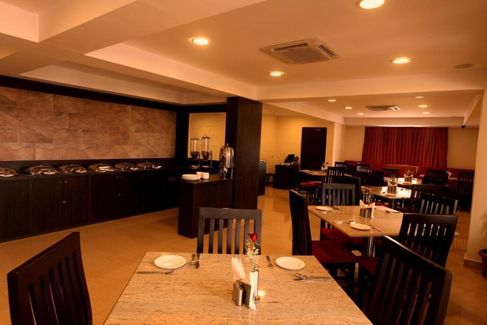 Hotel Nagarjuna Suites Бангалор Ресторан фото